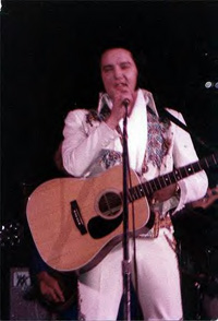 Les derniers jours du King : Elvis on stage at Kemper Arena - June 1977 - Photo � collection Rockin' Lyon